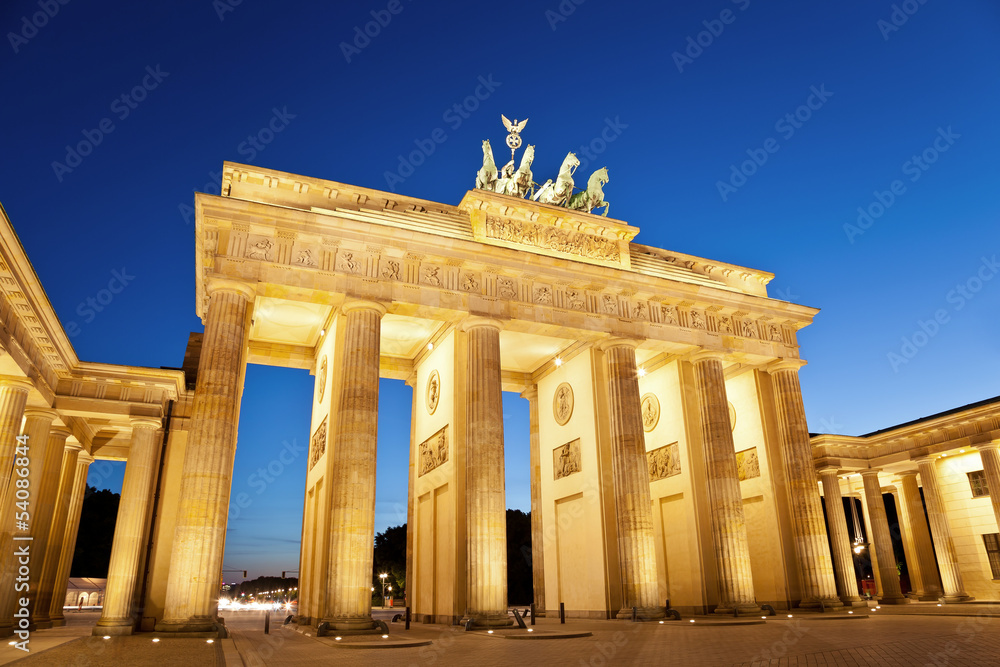 Fototapeta premium Brandenburg gate of Berlin at night, Germany