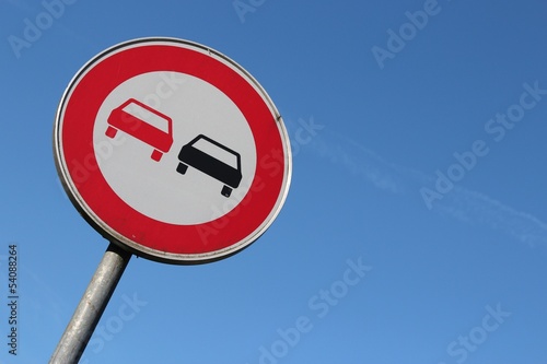 Deutsches Verkehrszeichen: Überholverbot für Kraftfahrzeuge aller Art