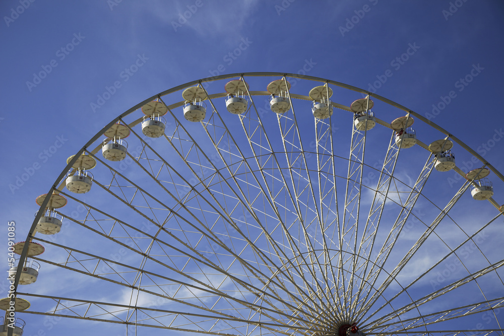 Riesenrad mit Gondeln auf der Kirmes