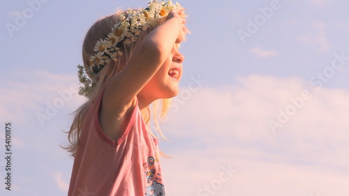 девочка в венке из ромашек, цветов photo
