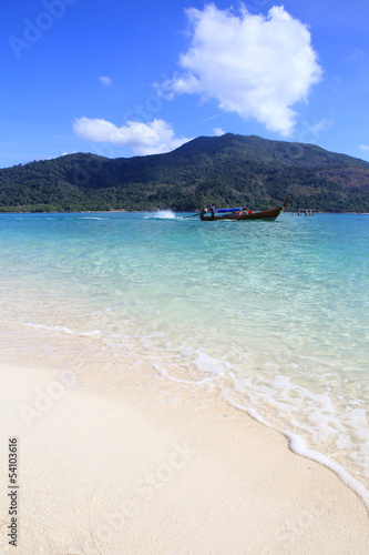 Clear water and blue sky. Lipe island, Thailand © rufous
