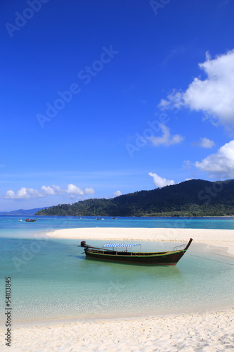 Clear water and blue sky. Lipe island, Thailand © rufous