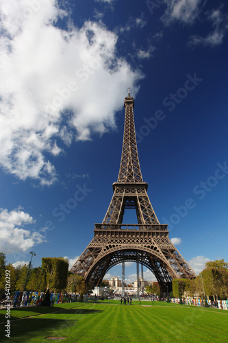 Fototapeta Naklejka Na Ścianę i Meble -  Eiffel Tower with city park  in Paris, France