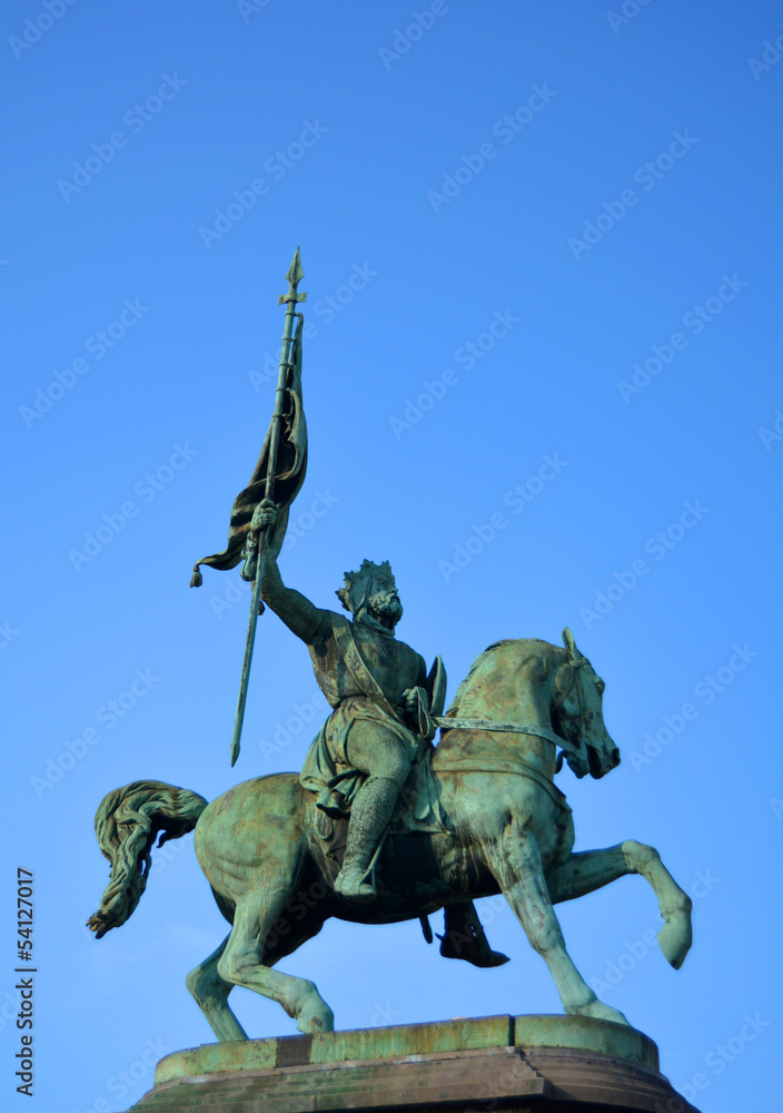 Fototapeta premium Statue de Godefroy de Bouillon, figure emblématique de l’histoire médiévale européenne