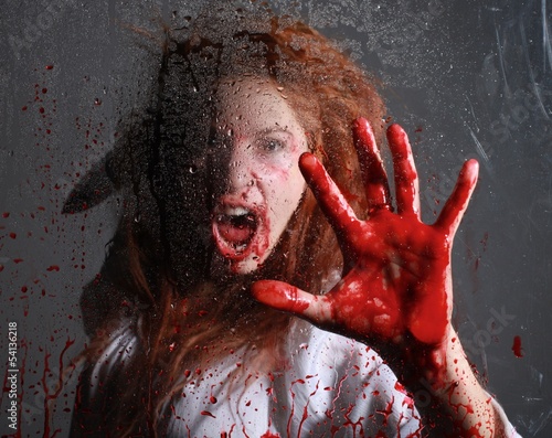 Cuadro en lienzo Horror Themed Image With Bleeding Freightened Woman