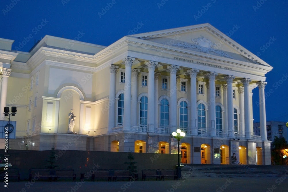 Obraz premium The Tyumen drama theater in night-time lighting
