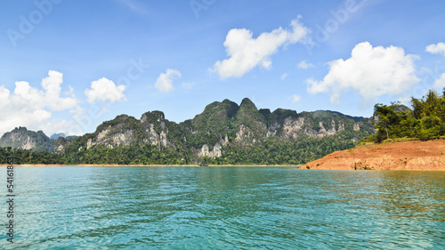Foto Lush high limestone mountains..