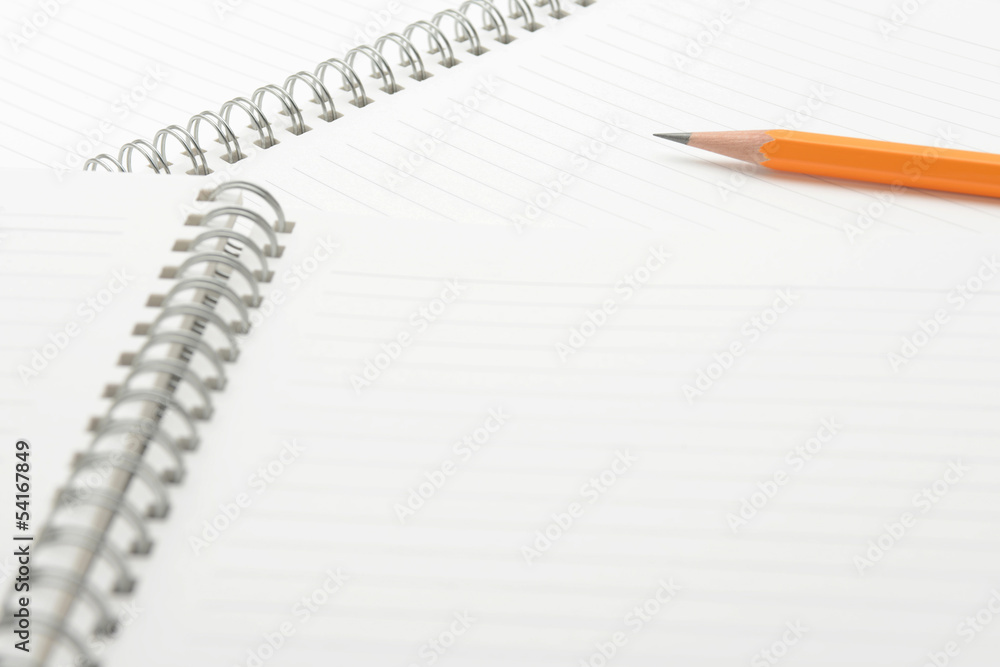 ノートの上の鉛筆