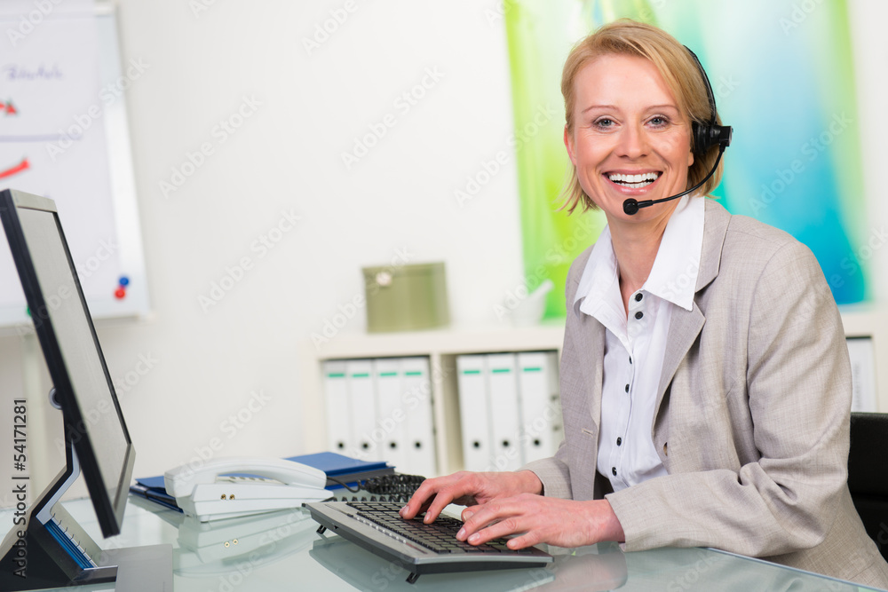 sekretärin mit headset am computer sekretärin mit headset am computer
