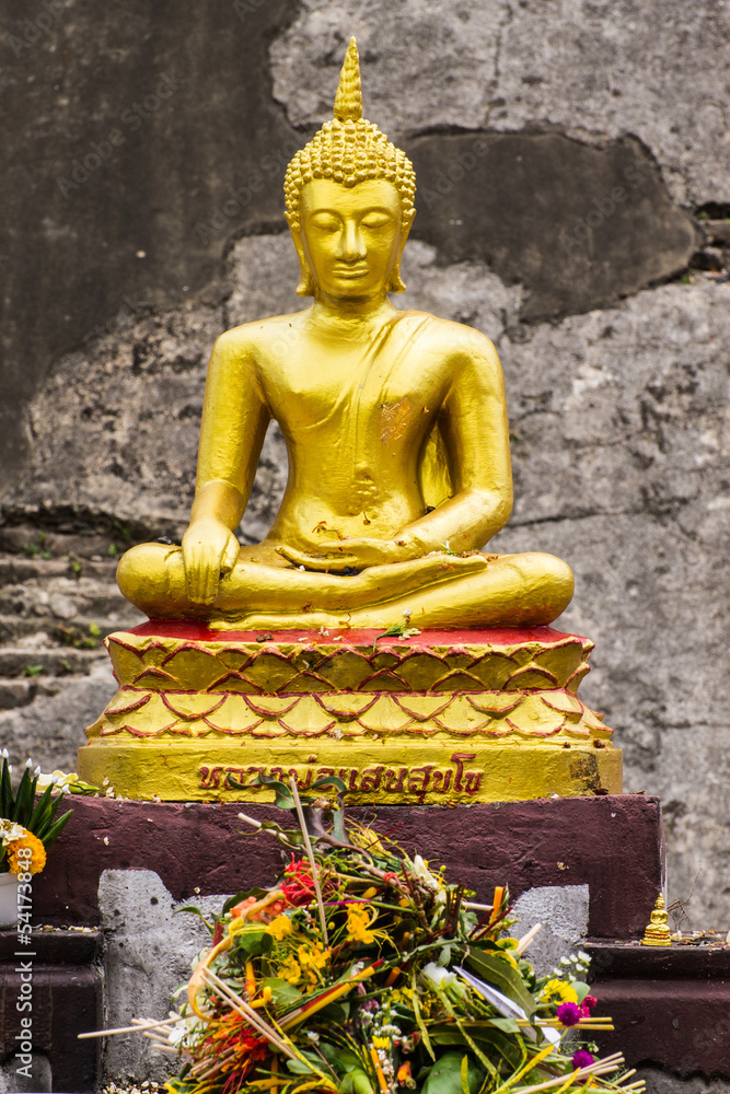 Obraz premium Buddha Statue At Chedi , Wat Chedi Lung Chiangmai