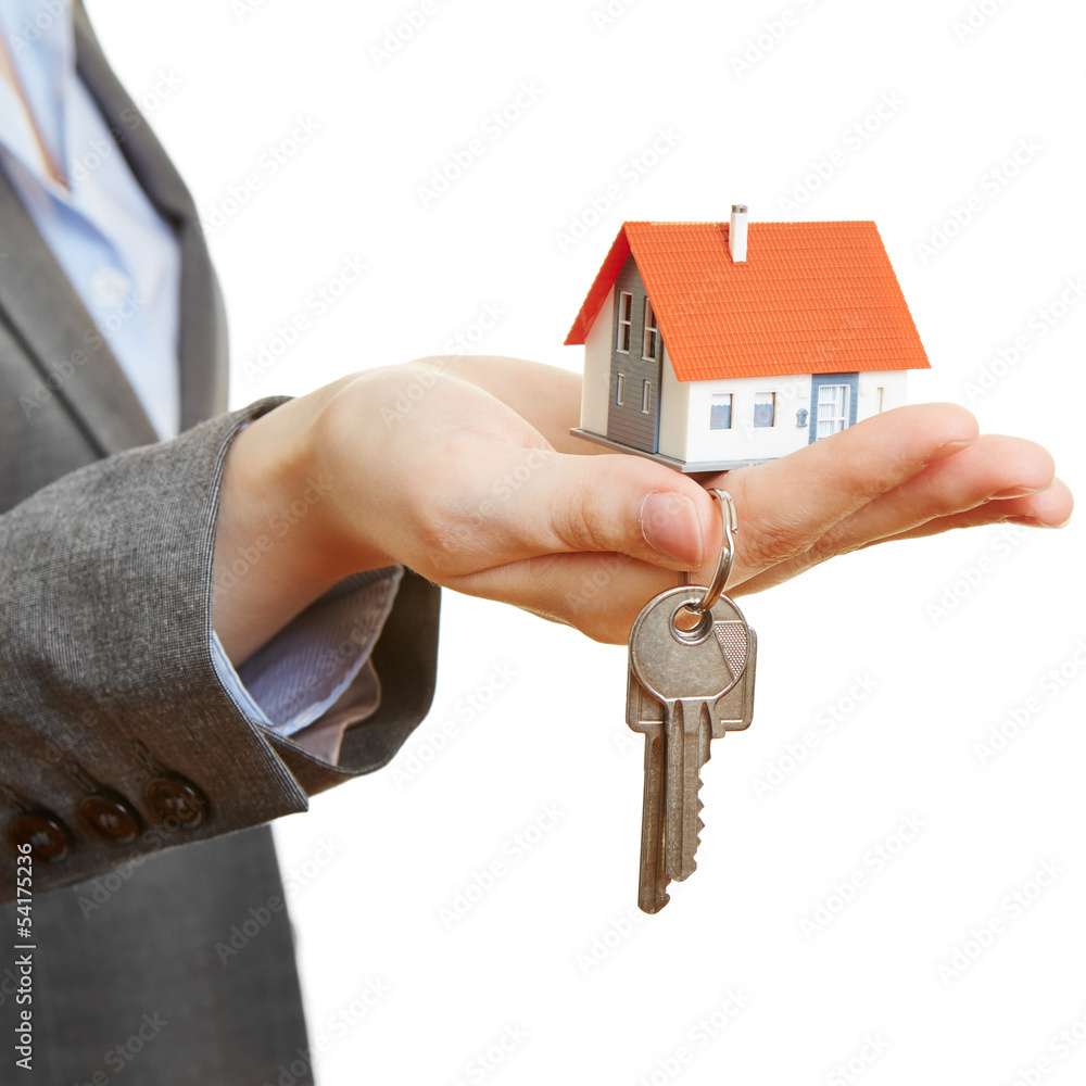 Hand hält Haus und Schlüssel Hand hält Haus und Schlüssel