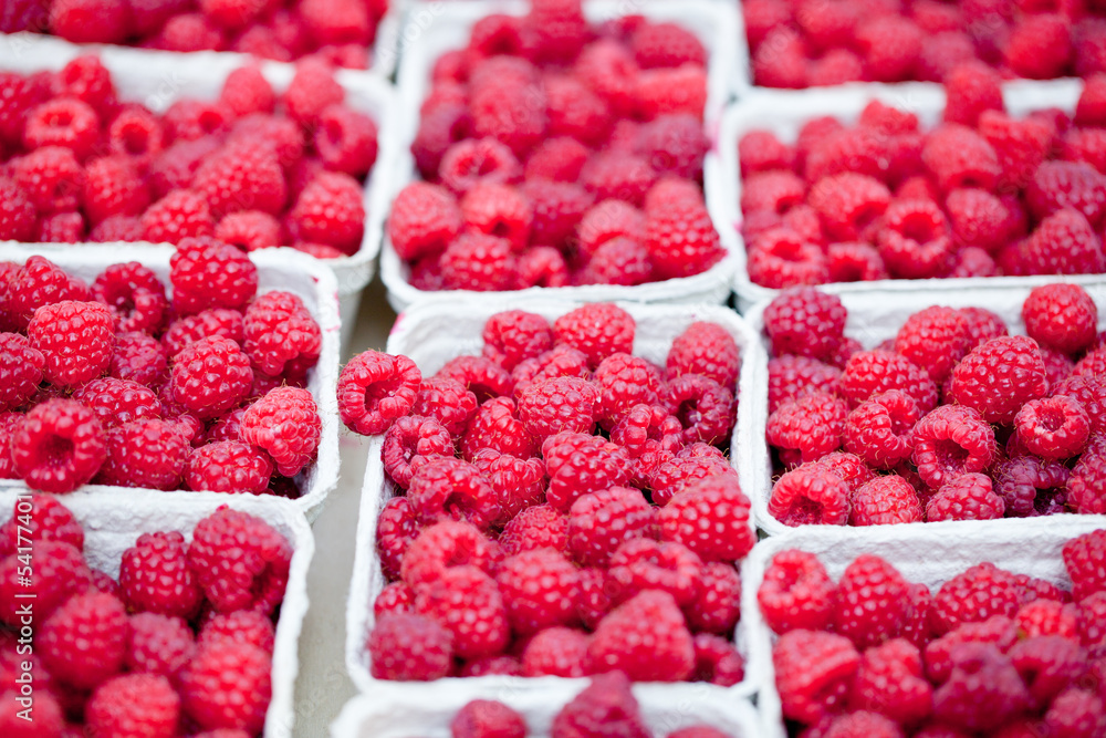 frische süße rote himbeeren auf dem markt im sommer frische süße rote himbeeren auf dem markt im sommer