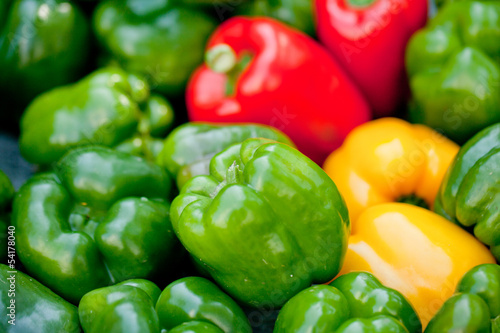 Foto rote gelbe grüne paprika makro nahaufnahme auf dem markt