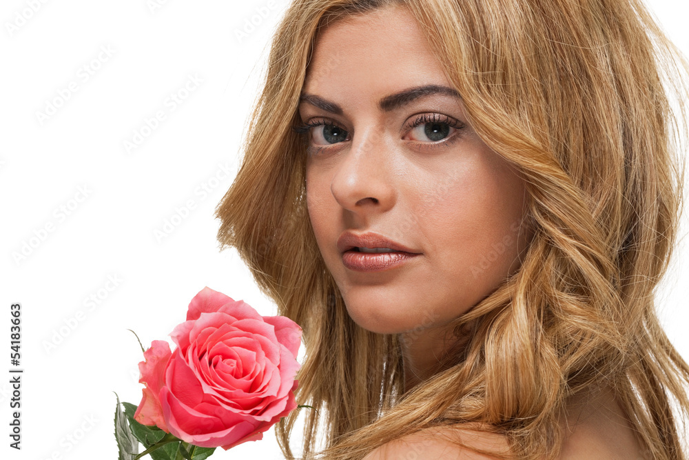 attraktive junge lachende frau mit einem strauß rosen isoliert attraktive junge lachende frau mit einem strauß rosen isoliert