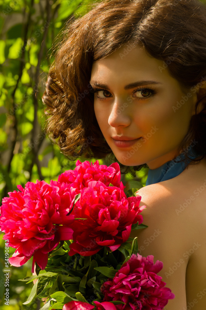 Naklejka premium Beauty face of the young woman with red flowers