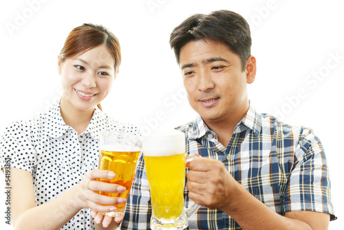 ビールを飲む笑顔の夫婦