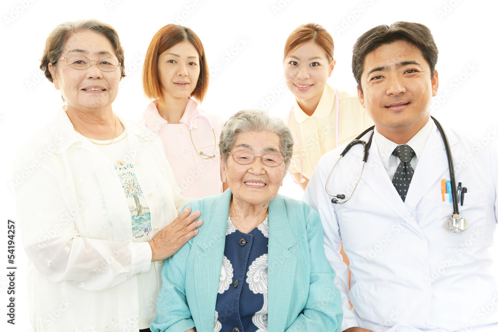 笑顔の高齢者と医療スタッフ