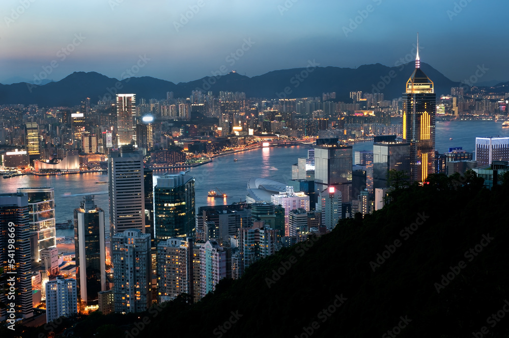 Fototapeta premium Hong Kong wieczorem pejzaż i Central Plaza