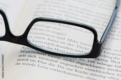 eine Brille auf einem Buch