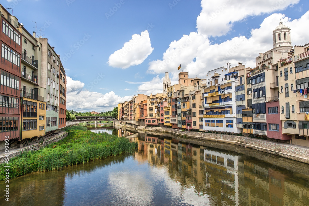 Veduta di Girona sul fiume Onyar. Spagna