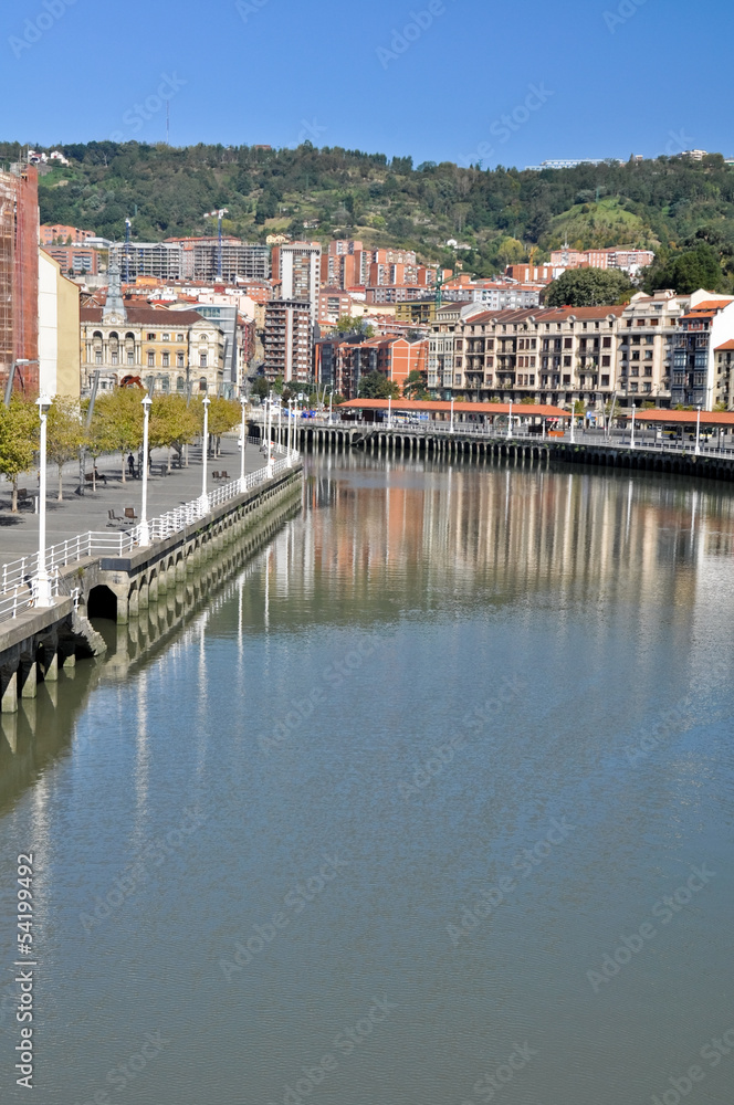 Río Nervión al paso por Bilbao (País Vasco)