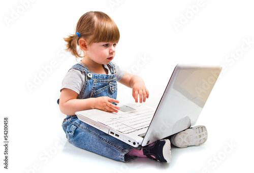 Fényképezés bambina che gioca con il computer