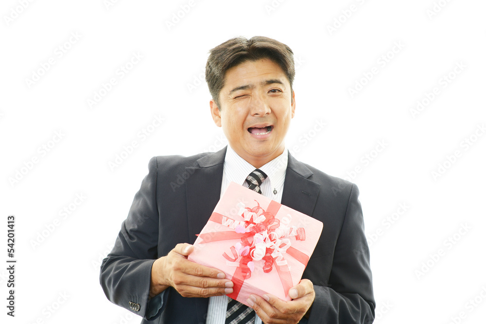 プレゼントを持つ笑顔のビジネスマン