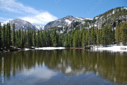 Fototapeta Naklejka Na Ścianę i Meble -  Nymph lake et Thatchtop, Rocky Mountain National Park, CO, USA