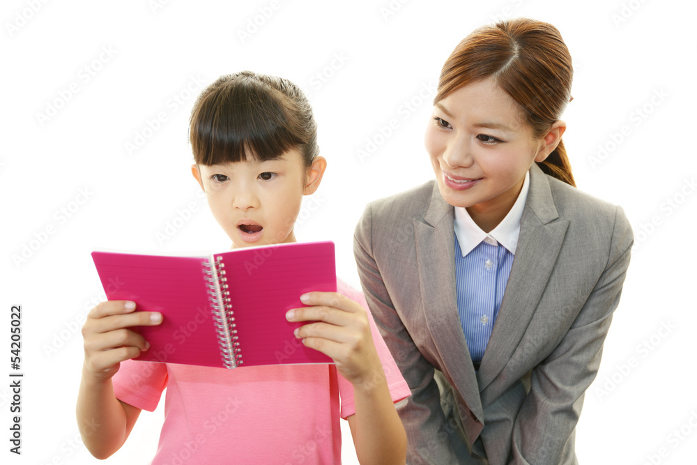 勉強に励む女の子 勉強に励む女の子