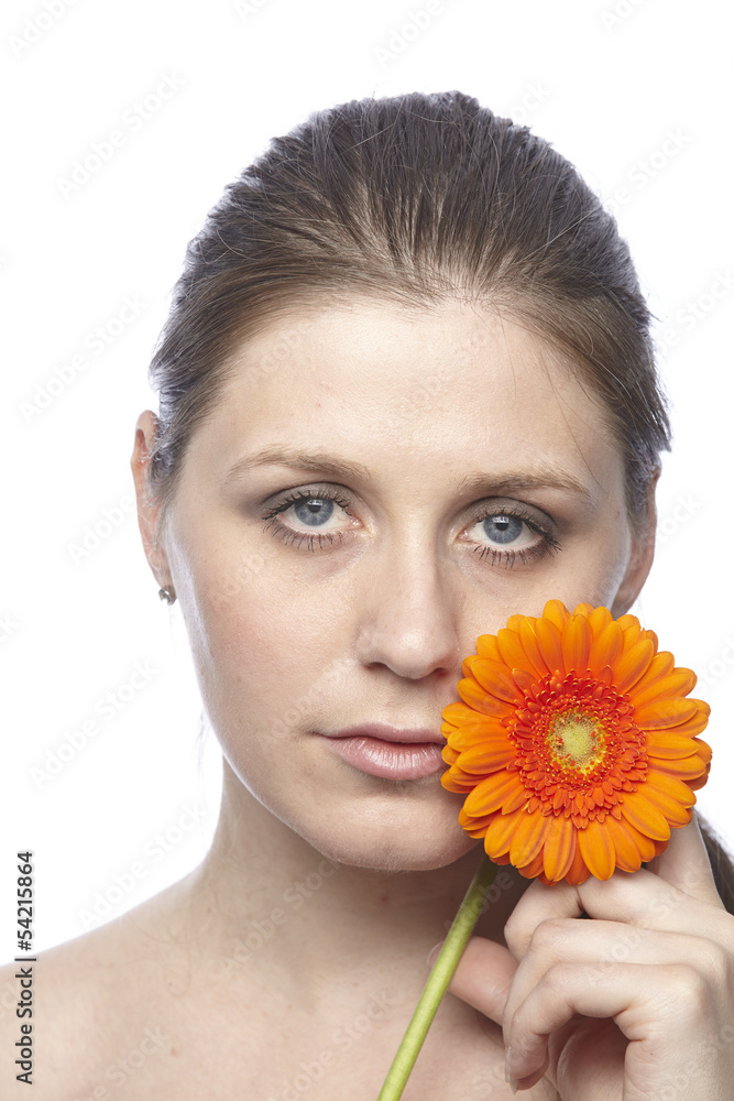 Beautyaufnahme - Portrait einer Frau mit Gerbera