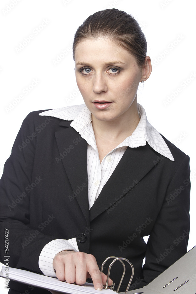 Businessfrau studiert einen Aktenordner Businessfrau studiert einen Aktenordner