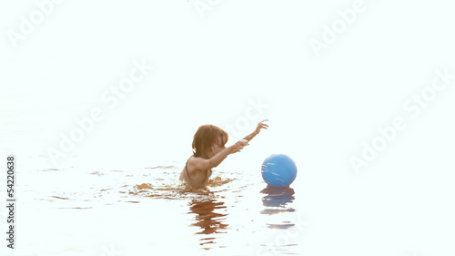 маленькая девочка идёт купаться, плавать  с мячом
