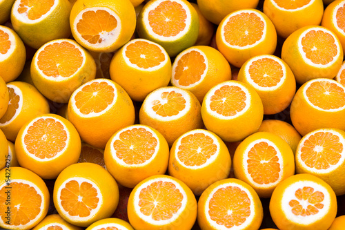Tableau sur toile angeschnittene Orangen nebeneinander präsentiert