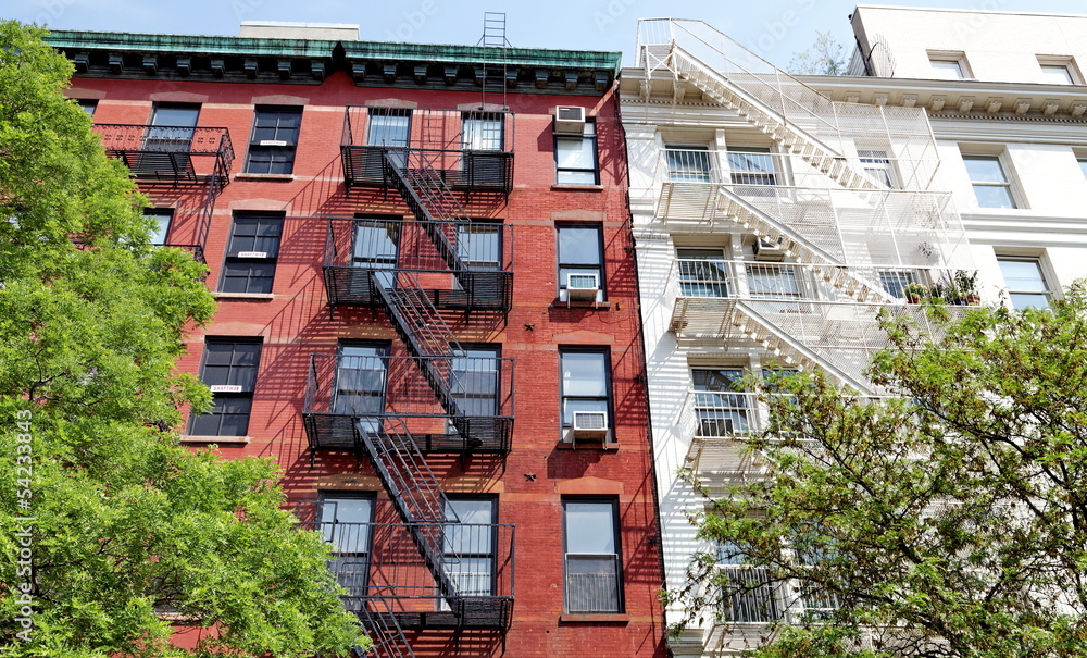 Fototapeta premium rue avec immeubles et escaliers anti incendie new york