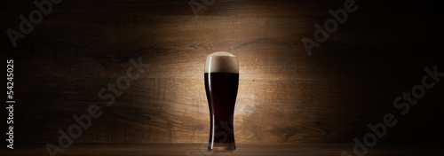Obraz na płótnie glass beer on wood background with copyspace w salonie