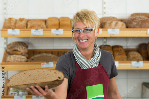 brotverkauf im bioladen photo