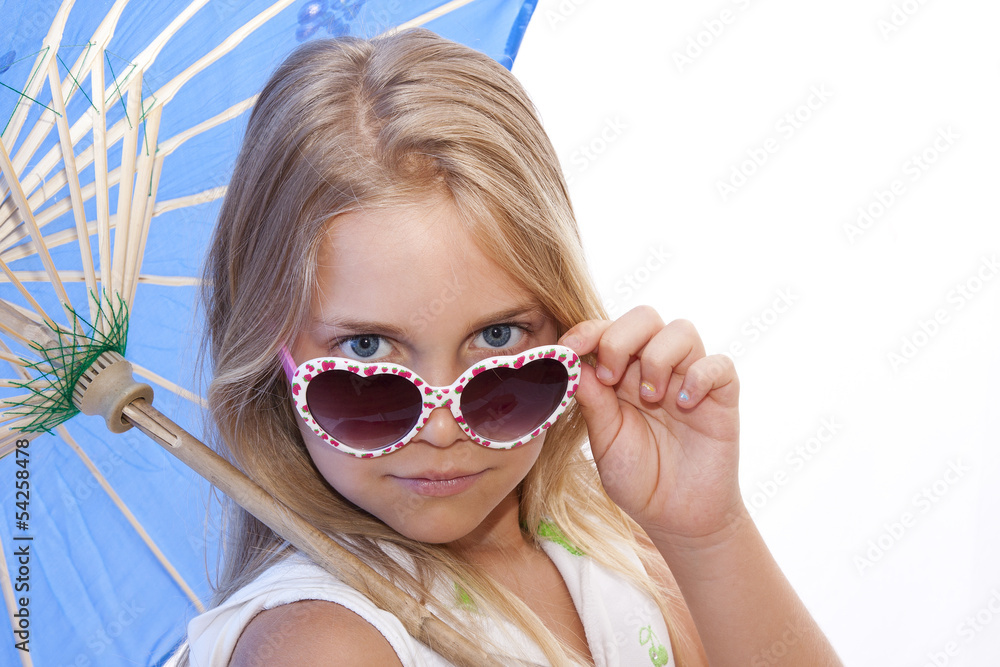 niña con sombrilla y gafas de sol Stock Photo | Adobe Stock