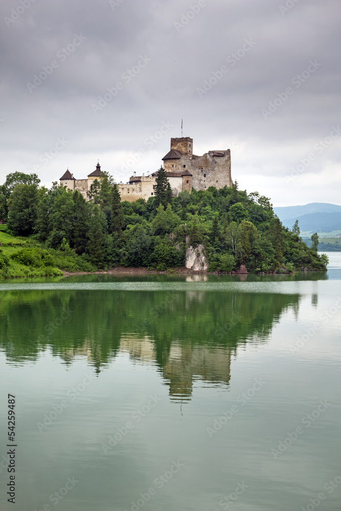 Obraz premium Średniowieczny zamek w Niedzicy nad Jeziorem Czorsztyńskim w Polsce