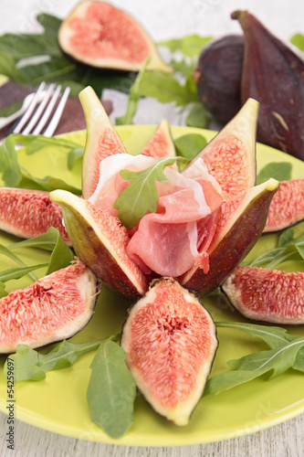 fresh appetizer with fig and ham