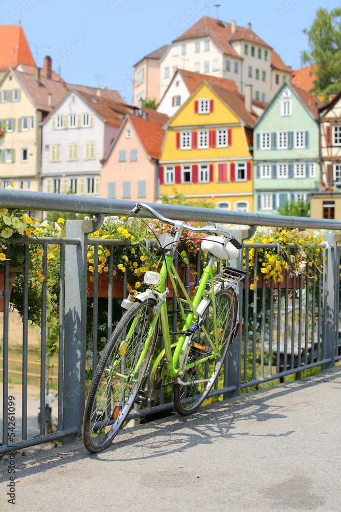 Fototapeta premium Angeschlossenes Fahrrad auf Brücke