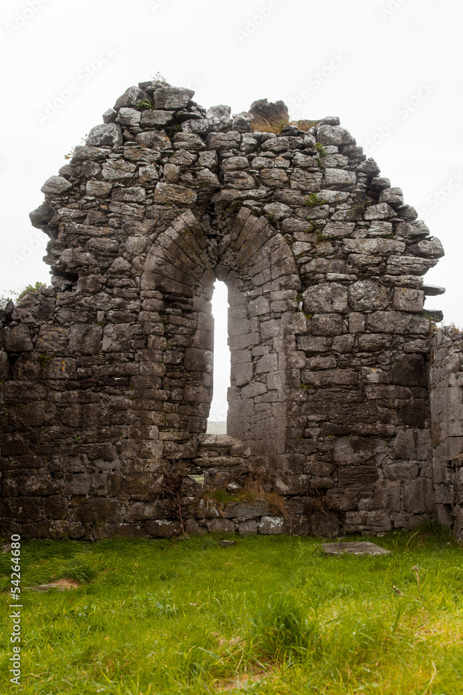 Steinmauer auf dem Friedhof von Derren in Irland