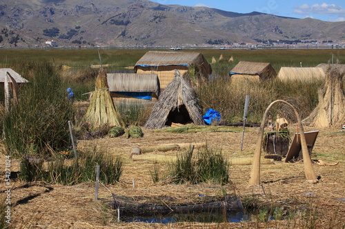 Die Schilfinseln auf dem Titicacasee in Peru photo