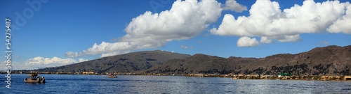 Die Schilfinseln auf dem Titicacasee in Peru photo