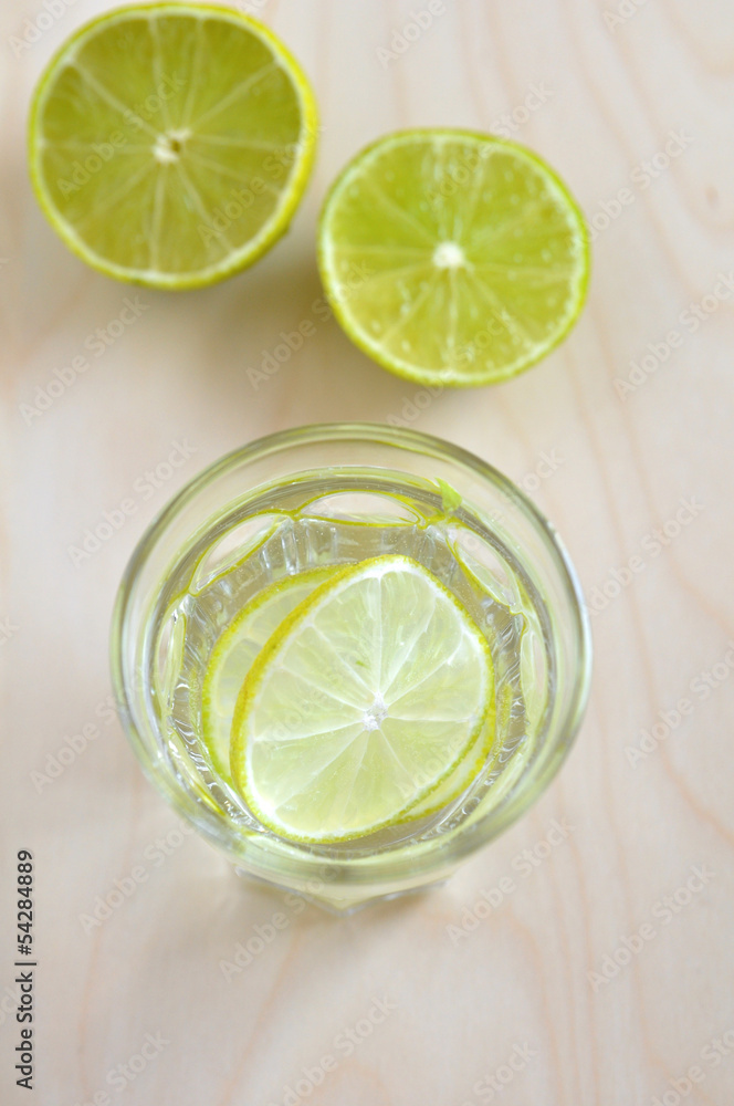 Limonade, Wasser mit Limette Limonade, Wasser mit Limette