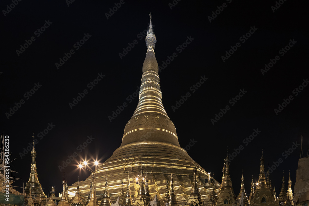 Fototapeta premium Shwedagon pagoda in Yangon, Burma (Myanmar) at night