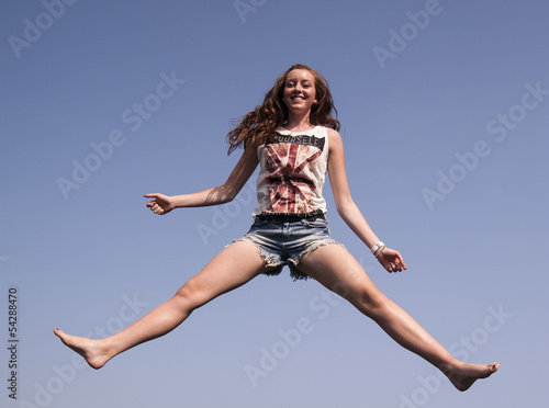 Junge Frau beim Springen