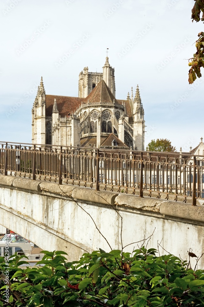 Obraz premium Cathédrale d'Auxerre, vue d'une berge de l'Yonne (France)