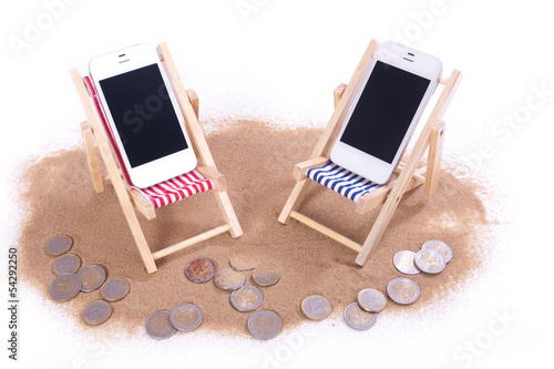 zwei Handys in Strandliegen