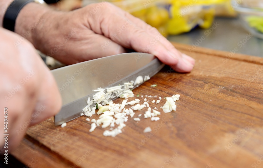 Knoblauch wird zerkleinert Knoblauch wird zerkleinert