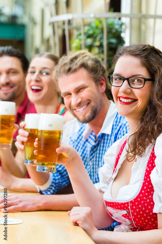 Leute in Bayerischer Tracht in einer Wirtschaft oder Restaurant Leute in Bayerischer Tracht in einer Wirtschaft oder Restaurant